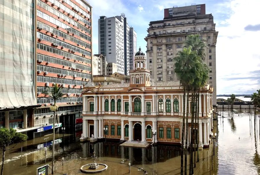 Centro histórico de Porto Alegre permanece alagado devido as fortes chuvas dos últimos dias