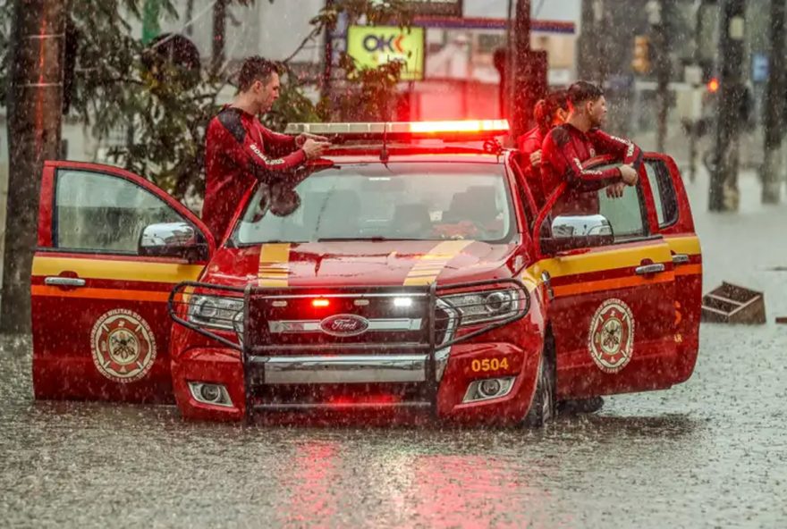 Volta a chover forte em Porto Alegre