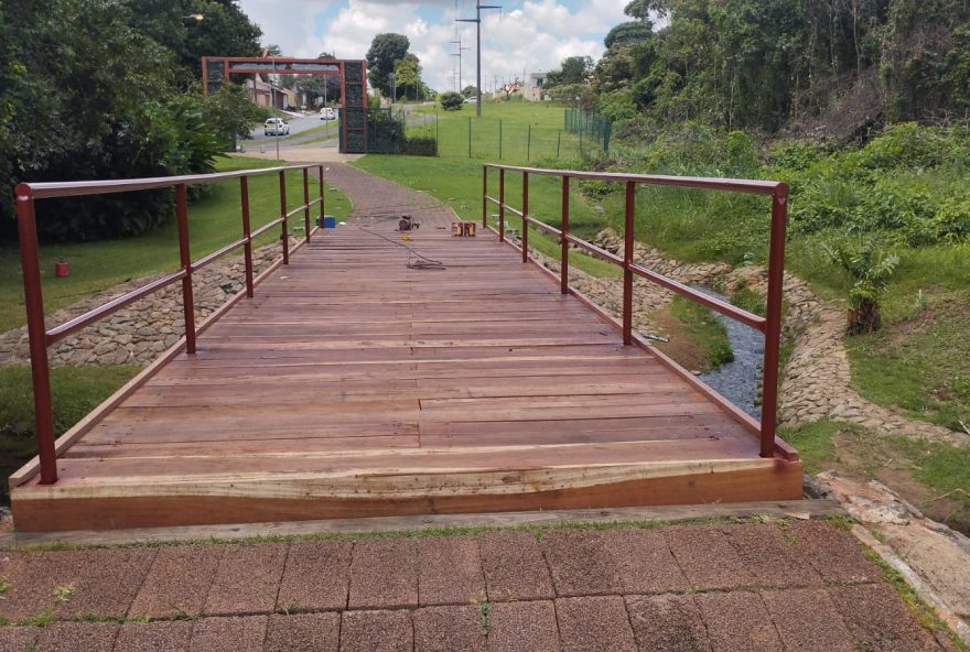 Prefeitura instala ponte no Parque Ambiental Macambira: estrutura foi construída com ferros apreendidos em operações de fiscalização de publicidades irregulares