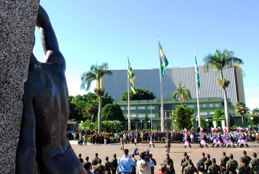 Alguns órgãos públicos e estabelecimentos comerciais não terão atividades nesta quarta-feira (24). / Foto: Reprodução.