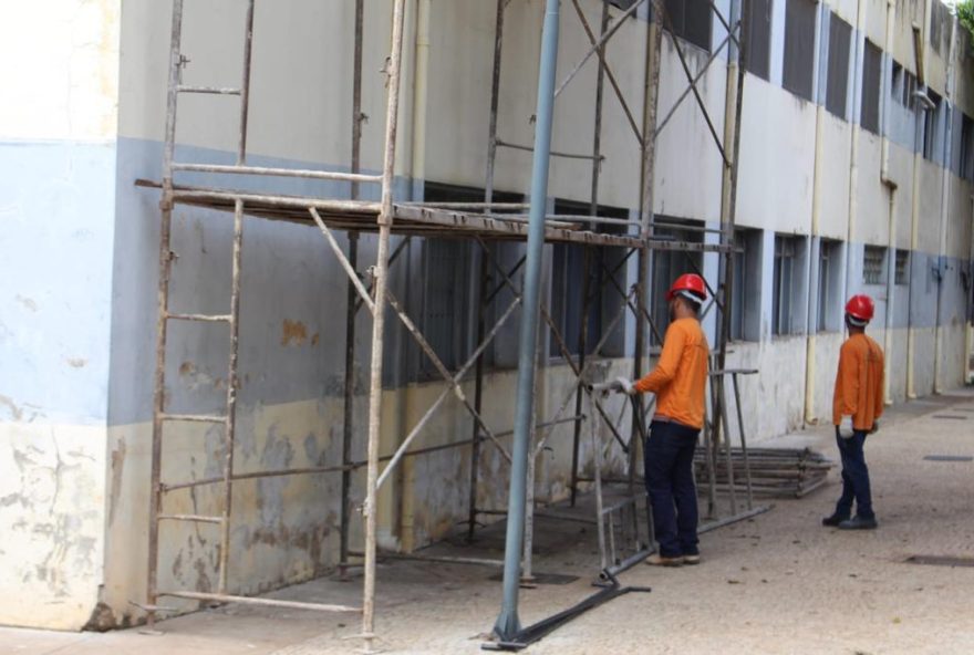 Mãos à obra: equipes iniciam revitalização da fachada de prédios históricos na Praça Cívica, em Goiânia (Foto: Secult)