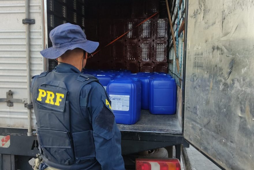 Força tarefa composta pela Polícia Rodoviária Federal de Goiás e Mato Grosso, Receita Federal e IBAMA flagrou o veículo (Foto: Divulgação/PRF)