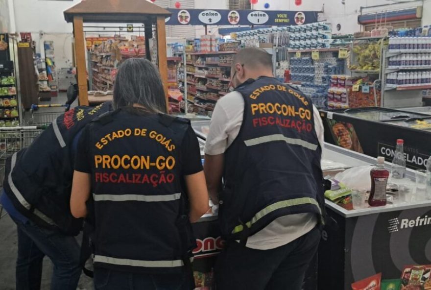 Além da apreensão das carnes, os fiscais do Procon Goiás interditaram açougue do supermercado, que também foi autuado por oferecer produtos considerados nocivos ao consumidor 
(Foto: Procon Goiás)