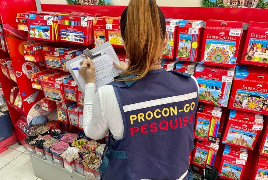 Fiscais do Procon Goiás identificam variação de até 566% em preços de itens da lista de material escolar 
(Fotos: Procon Goiás)