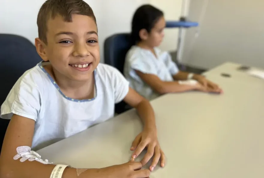 pequeno Pedro Henrique Carrijo, de 9 anos, fez questão de destacar que a brinquedoteca do hospital e o cineminha realizado para os pacientes são essenciais (Foto: Vitória Caetano)