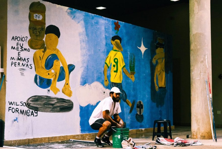 Mural do artista goiano Wilson Formiga integra projeto “Painel Temporário” e pode ser visitado até maio na Vila Cultural Cora Coralina (Foto: Heberty Mateus)