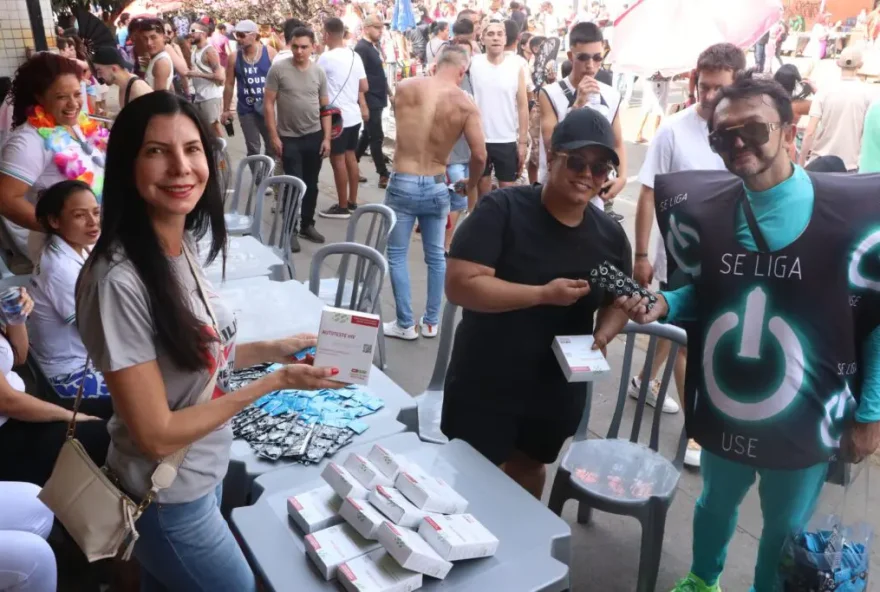 Equipe de saúde da SES leva preservativos e autotestes para ISTs na Parada LGBT+ (Foto: Marco Monteiro)