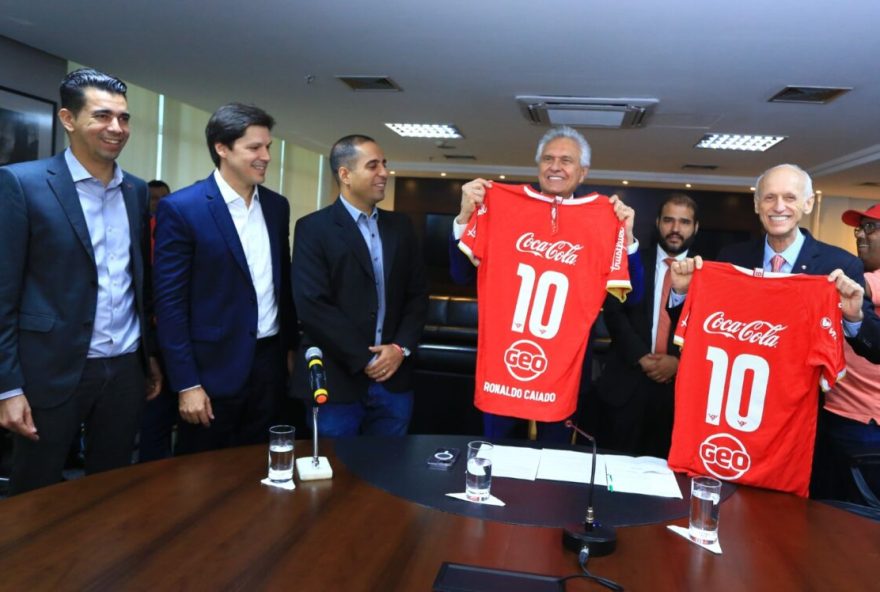 Governador Ronaldo Caiado e presidente José Alves Filho (Grupo José Alves) exibem camisas com novos patrocinadores do Vila Nova (Foto: Cristiano Borges e Wesley Costa)