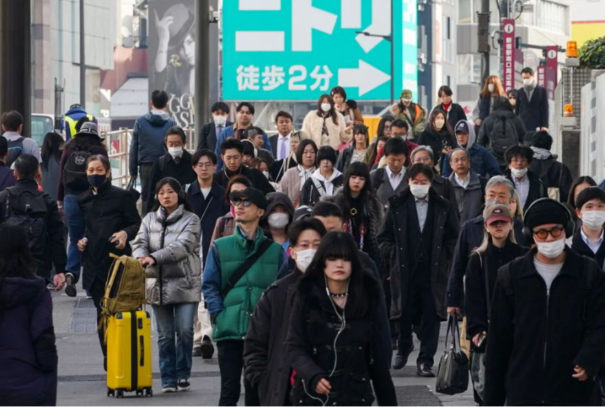 Pessoas indo para o trabalho pela manhã caminham por uma rua em Tóquio em 15 de fevereiro de 2024. • Kazuhiro Nogi/AFP/Getty Images