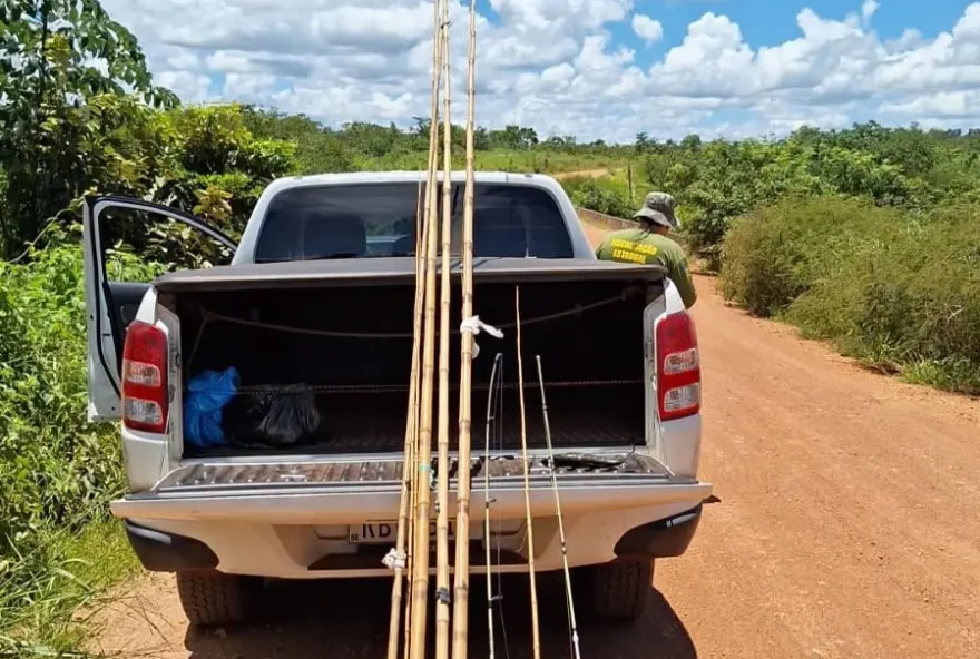 Fiscalização apreendeu o material utilizado na pesca predatória: nove varas e dois molinetes. Também aplicou três autos de infração, no valor de R$ 500 cada Foto: Semad)