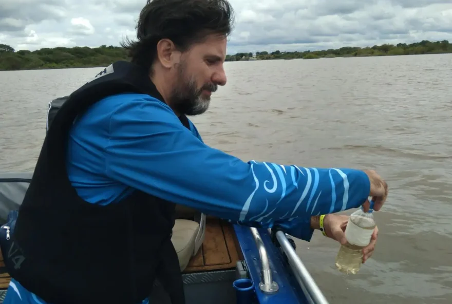 Biólogo Fabrício Barreto, coordenador do subprojeto Turismo e Pesca do programa Araguaia Vivo, realiza análise da qualidade da água do rio Araguaia como parte das ações de monitoramento ambiental (Foto: Fapeg)