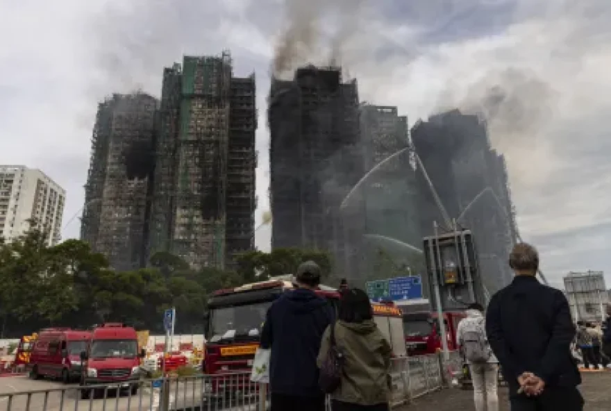 Pessoas-observam-predios-residenciais-atingidos-por-incendio-em-Hong-Kong