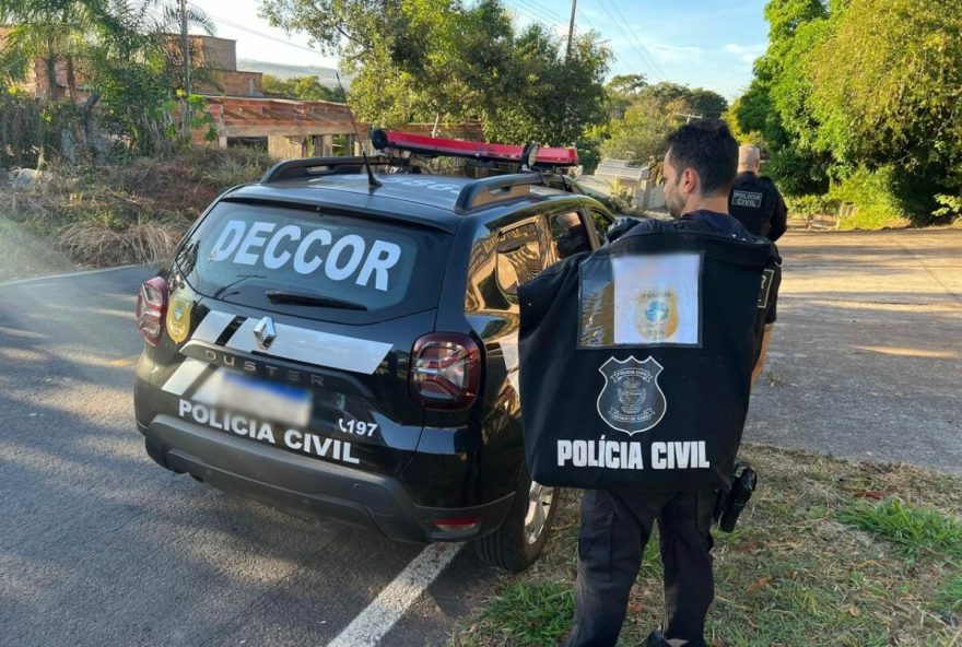 São apurados os crimes de associação criminosa, estelionato, falsificação de documento público, falsidade Ideológica, uso de documento falso, corrupção passiva, corrupção ativa e extorsão (Foto:PC)
