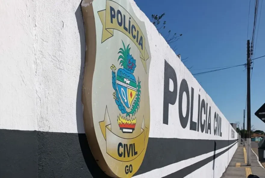 Indiciado foi abordado por populares após os crimes, quando se rendeu e foi encaminhado à Delegacia de Polícia de Edeia onde recebeu voz de prisão e foi autuado em flagrante (Foto: PC)