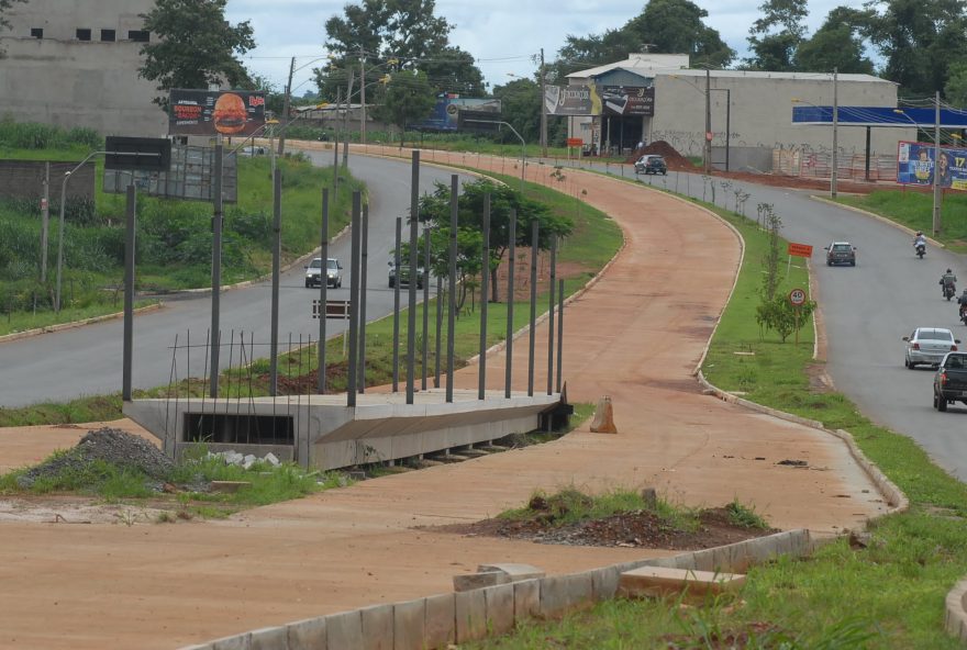 Obra do BRT é uma das que estão paradas. Foto: Walter Peixoto