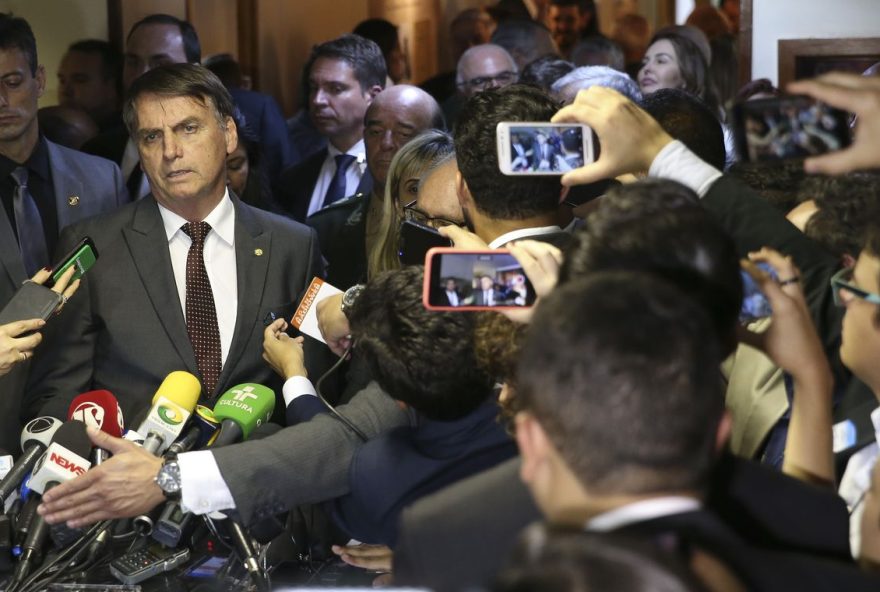 O presidente eleito Jair Bolsonaro fala à imprensa após encontro com o presidente do Superior Tribunal Militar (STM), José Coelho Ferreira, no STM, em Brasília. / Foto: Valter Campanato / Agência Brasil.