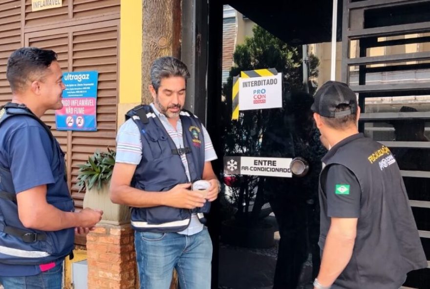 Em dois dias de operação, fiscais do Procon Goiás interditaram três empresas de assessoria financeira da cidade de Anápolis (Foto: Procon Goiás)