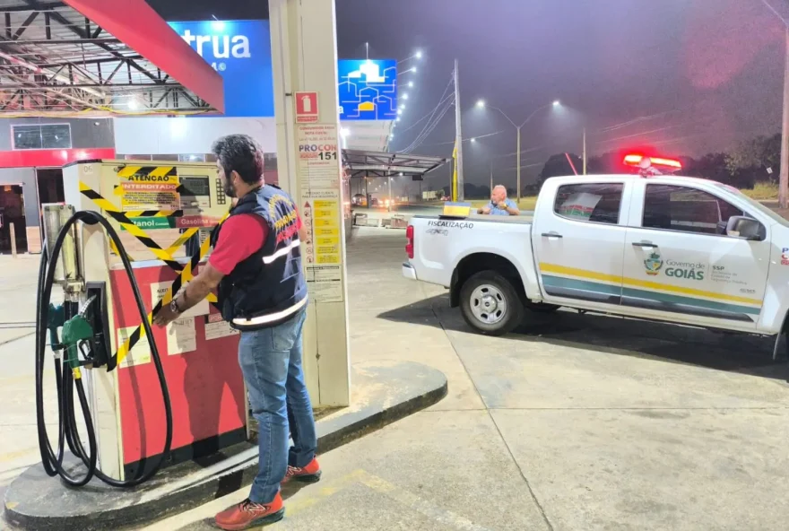 Estabelecimento não poderá comercializar nenhum tipo de combustível até que todas as irregularidades apontadas sejam reparadas (Foto: Procon Goiás)