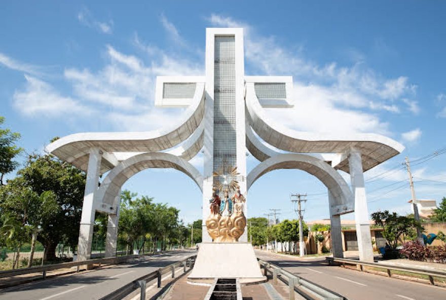 Construção será no entroncamento da GO-060 com a GO-469, na entrada em que está um pórtico característico da cidade. (Foto: Reprodução/Prefeitura de Trindade)