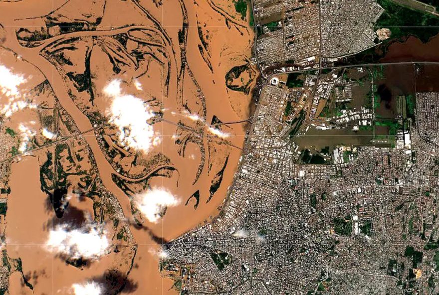 Fotos de satélite divulgada pela Fiocruz mostra o Rio Guaiba (e) e a área metropolitana de Porto Alegre (d).