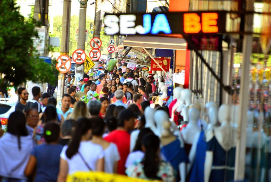 Consumidores vão às compras na Região da 44. (Foto: Reprodução)