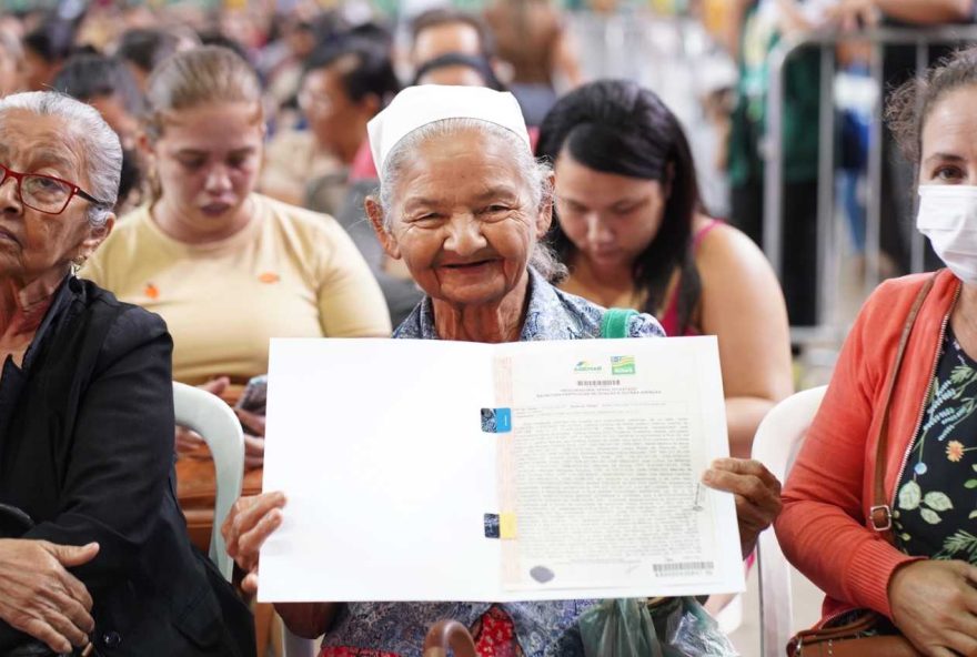 Agehab entrega escrituras no Parque Anhanguera II, em Goiânia