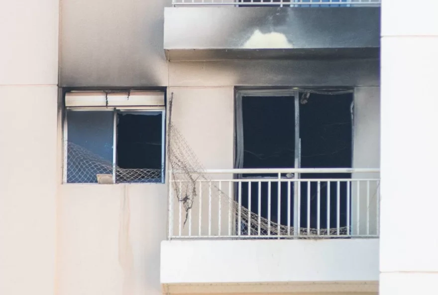 Apartamento ficou parcialmente destruído. (Foto: Reprodução/Metrópoles)