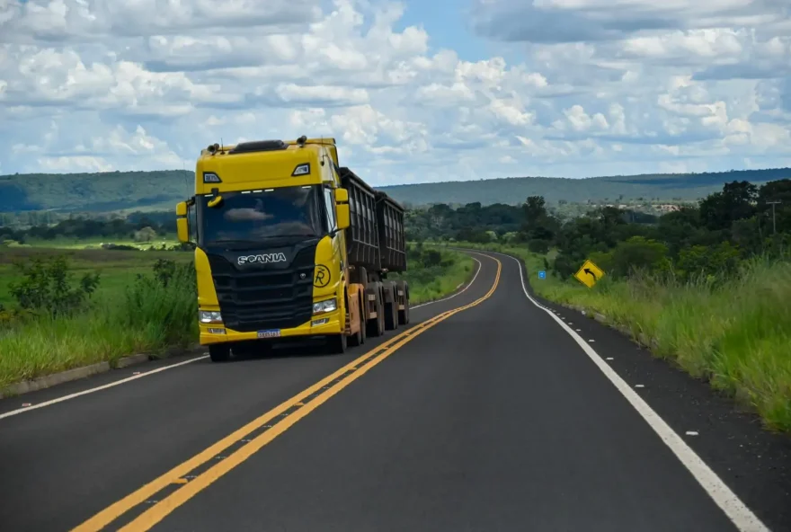 Limitações são para veículos de carga pesada que possuem três ou mais eixos e que precisam de escolta ou batedores para trafegar pelas rodovias goianas de pista simples com duplo sentido (Foto: Goinfra)