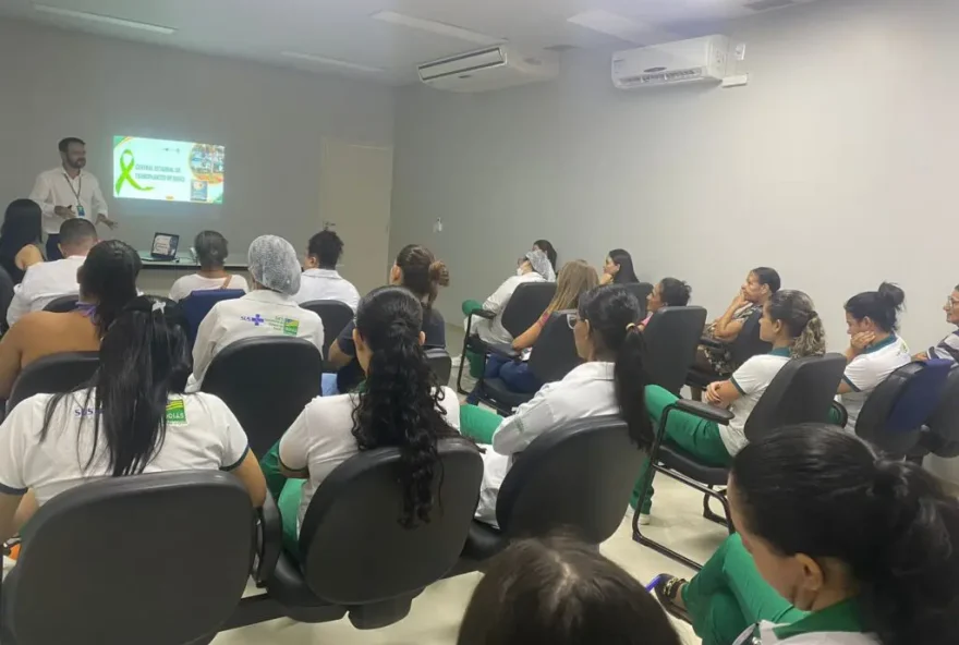 Equipes durante uma das visitas nas policlínicas para fortalecer os transplantes renais (Foto: SES)