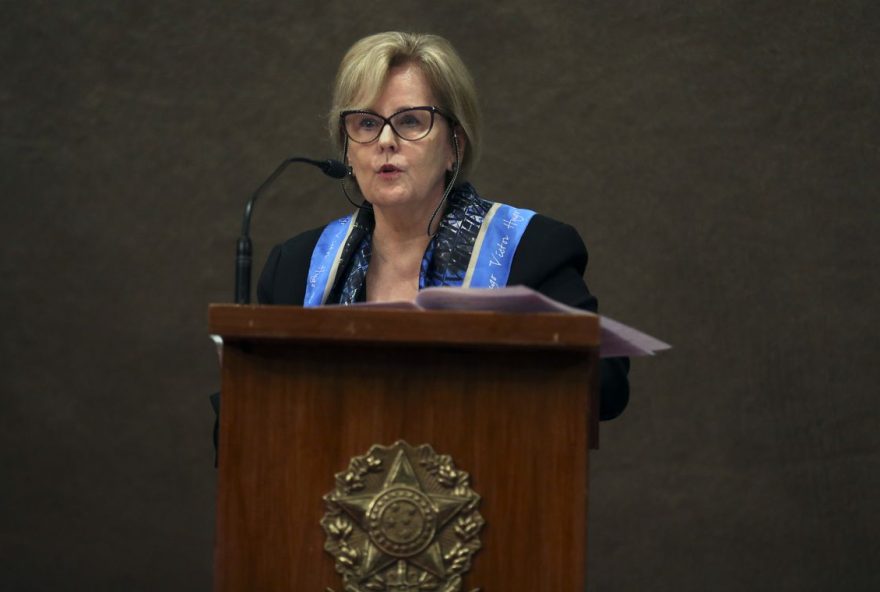 A presidente do TSE, ministra Rosa Weber,  durante entrevista coletiva sobre medidas de combate à disseminação de notícias falsas (fake news) nas redes sociais. / Foto: José Cruz / Agência Brasil.