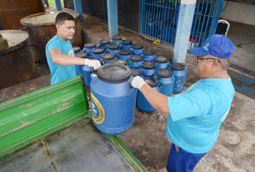 Projeto Olho no Óleo, da Saneago, iniciativa a população a fazer o descarte correto do óleo de cozinha e dá desconto na fatura de água. Projeto já recebeu 558 mil litros de óleo desde 2012 (Foto: Saneago)