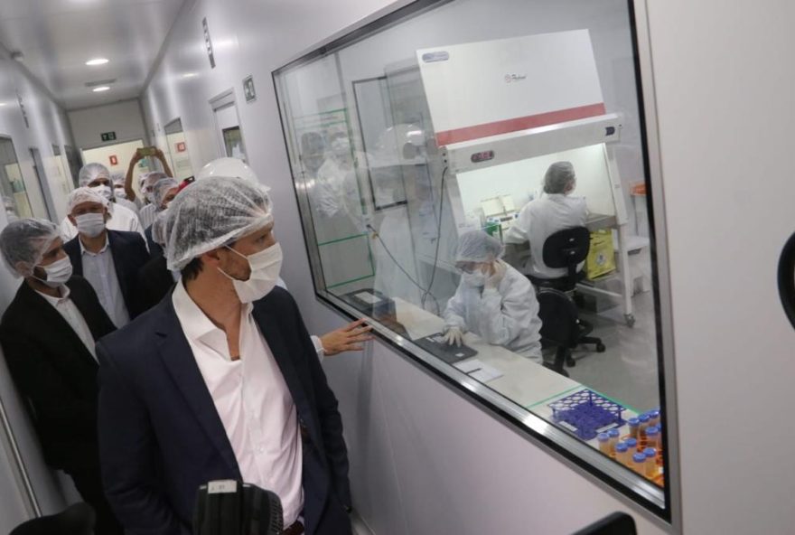 “A busca por insumos biológicos, que diminuem consideravelmente os custos de produção, é um dos principais desafios do agronegócio”, afirmou Daniel Vilela durante a visita (Foto: Jota Eurípedes/Vice-Governadoria)