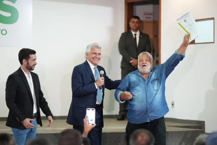 Governo de Goiás entrega, nesta quinta-feira (18/07), 50 títulos definitivos de domínio de terras e 26 outorgas de uso de água (Foto: Secom-GO)