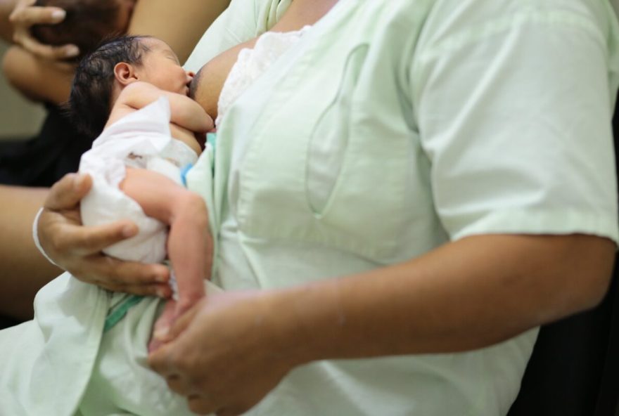 Governo de Goiás promove ações educativas para conscientização da importância do aleitamento materno durante o Agosto Dourado. Ministério da Saúde recomenda que o leite materno seja o único alimento nos seis primeiros meses de vida do bebê (Foto: SES-GO)