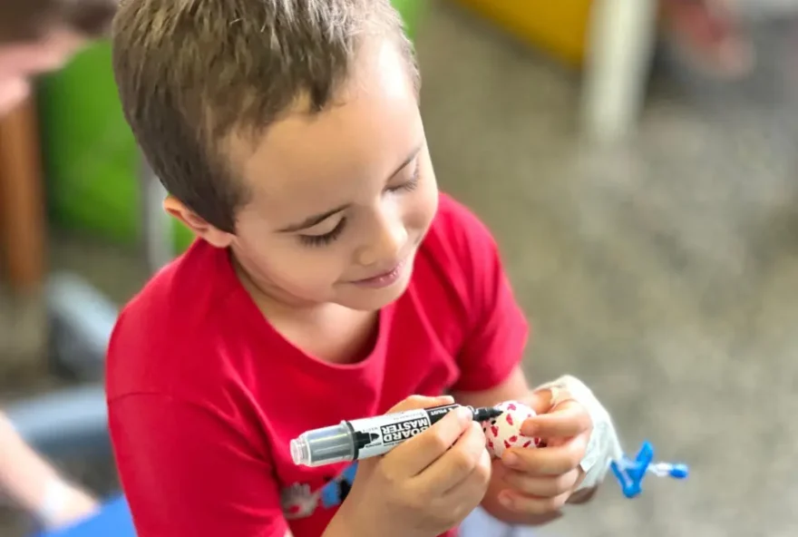 O pequeno Isaque Maurício, de 4 anos, gostou tanto da iniciativa que quis fazer dois brinquedos (Foto: Vitória Caetano/Agir)