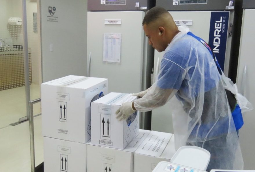 Colaborador da Rede Hemo organiza caixas com bolsas de concentrado de hemácias para enviar a Roraima (Foto: Alex Bruno Maia/Idtech)