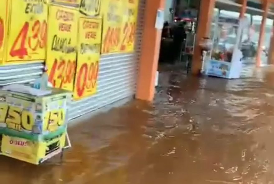 Chuva que caiu sobre a cidade de Formosa na última terça-feira (05), deixou alguns bairros alagados.