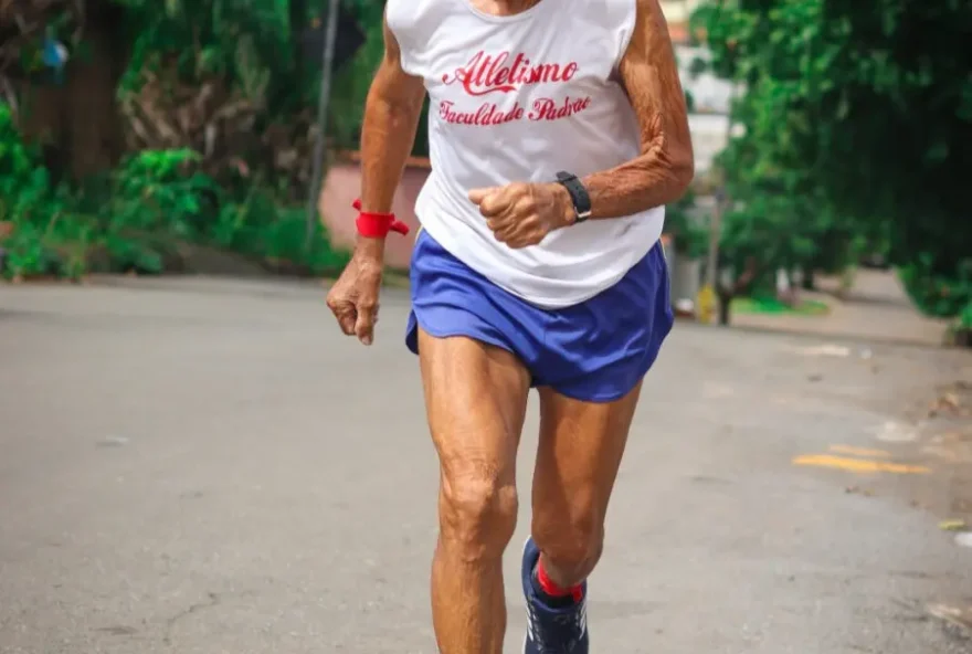 Maratonista goiano Francisco Lima, de 91 anos, coleciona mais de 100 maratonas (Foto: Raimundo Alves da Silva)