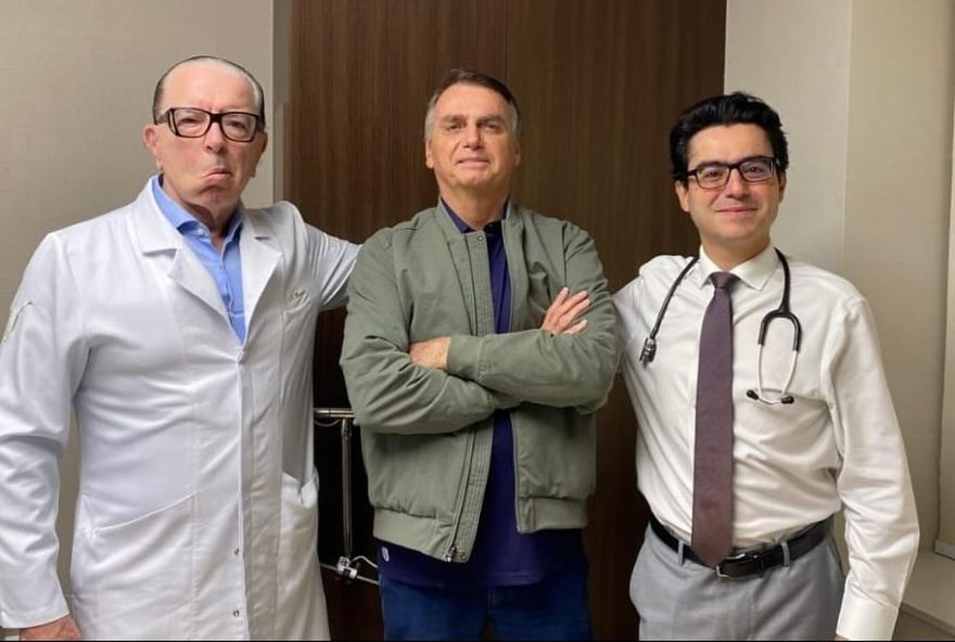 Informação foi confirmada pelo político nas redes sociais, em uma foto ao lado dos médicos. (Foto: Reprodução/Instagram)