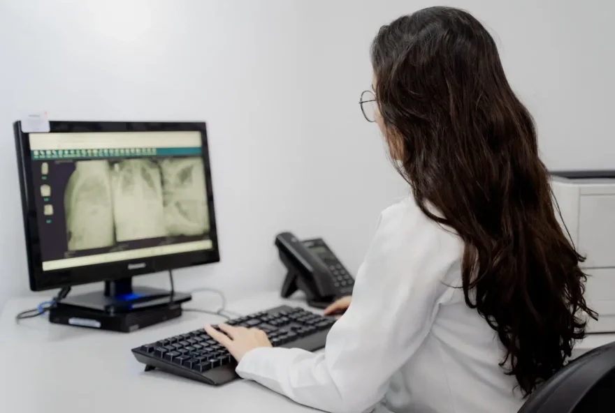 Médicos capacitados atendem pacientes no formato on-line (Foto: SES-GO)