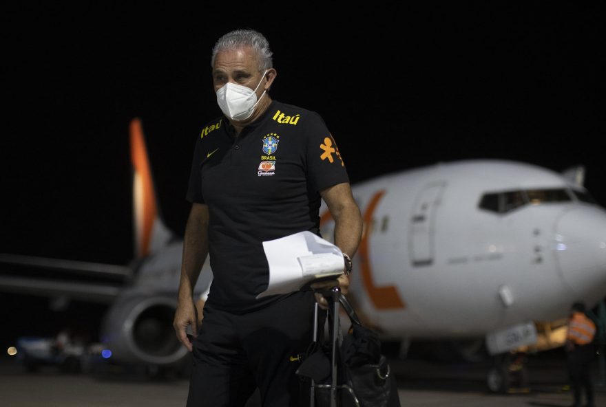 Técnico Tite, do Brasil, antes de jogo com a Argentina