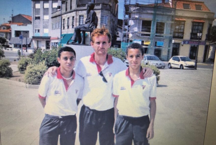 Foto: Thiago Alcântara (à esquerda) e Rodrigo Moreno (à direita) com Thiago Javier treinador nos tempos de Ureca. (Foto: Arquivo Pessoal)