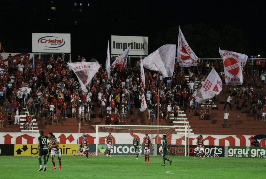 Torcida do Vila Nova no jogo contra o Guarani