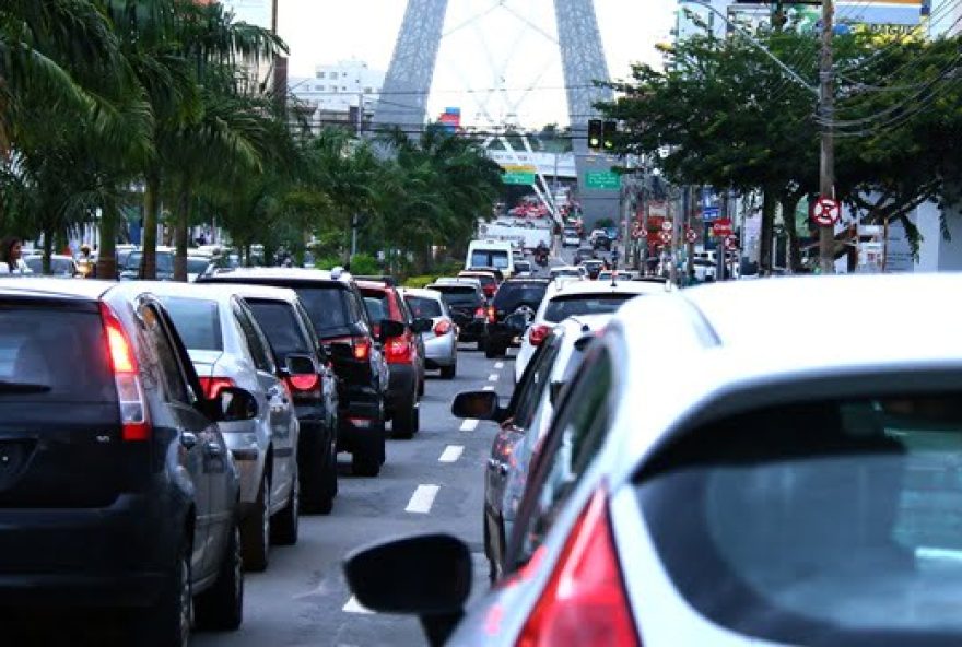 Trânsito da capital é considerado caótico. (Foto: Reprodução/Opção)