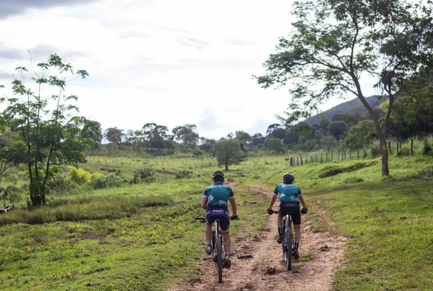 Ciclistas no Caminho de Cora, região do Povoado de Caxambu e Pico dos Pirineus (Foto: Goiás Turismo)