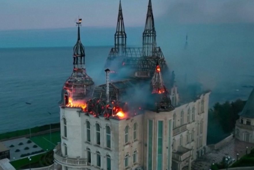 Conhecido prédio, que pertencia a faculdade de Direito de Odessa, foi destruído durante um ataque de mísseis russos. (Foto: State Emergency Service Of Ukraine, Reuters, Russian Pool, UNTV, KRT)