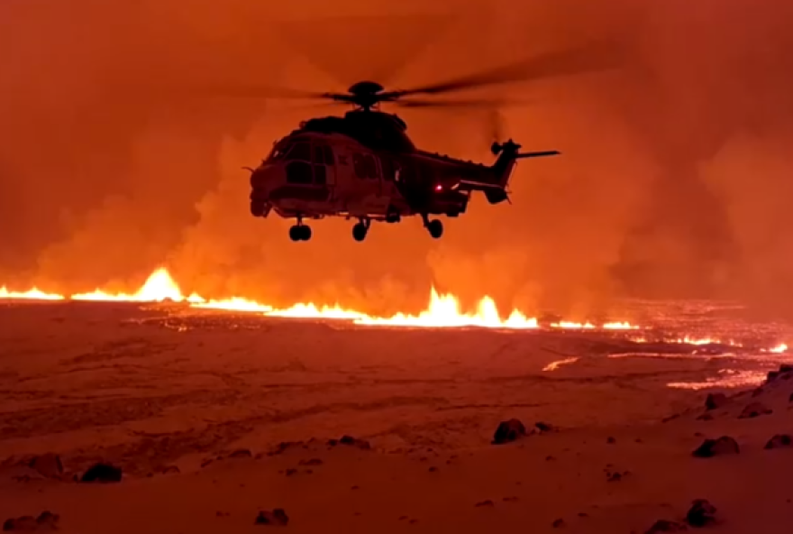 Vulcão na Islândia entra em erupção e moradores deixam casas