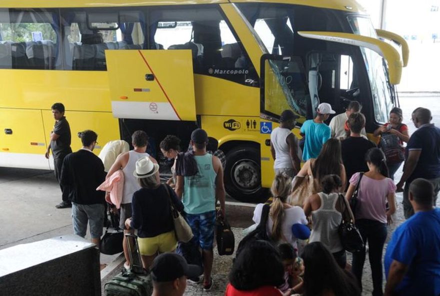 Além de preços menores, viagem de ônibus feita por empresa vinculada a sites especializados oferece embarque e desembarque em pontos centralizados. (Foto: Agência Brasil)