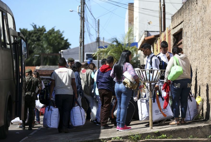 Grupo de 46 migrantes venezuelanos chega a Brasília, onde serão acolhidos e encaminhados às casas de passagem alugadas pela Cáritas Brasileira e pela Cáritas Suíça, com o apoio do Departamento de Estado dos Estados Unidos.  / Foto: Marcelo Camargo / Agência Brasil.