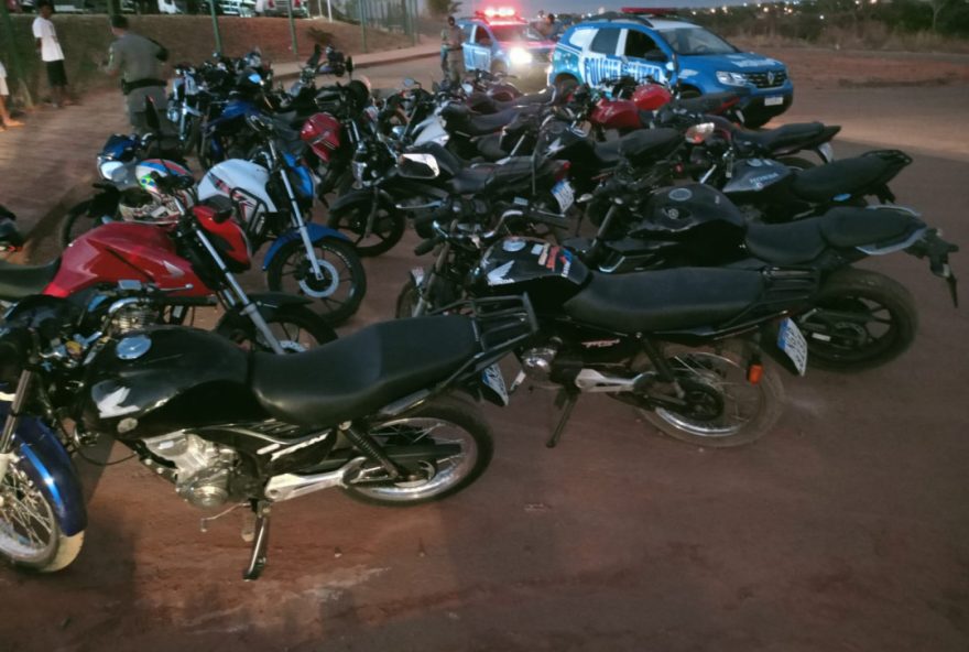 Carros e motos com documentação atrasada e até com mandado de busca e apreensão foram recolhidos ao pátio da PM (Foto: Divulgação/PM)